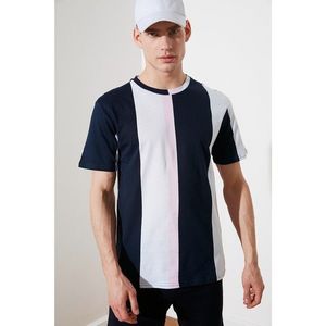 Trendyol MulticolorEd Men's Regular Fit Bike Collar Short Sleeve Printed T-Shirt vyobraziť