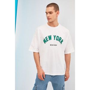 Trendyol White Male Oversize Fit Bike Collar Short Sleeve Printed T-Shirt vyobraziť