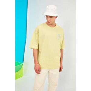 Trendyol Yellow Men Oversize Bike Collar Printed T-Shirt vyobraziť