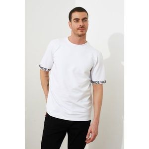 Trendyol White Men's Long Fit Strip Detailed Short Sleeve T-Shirt vyobraziť