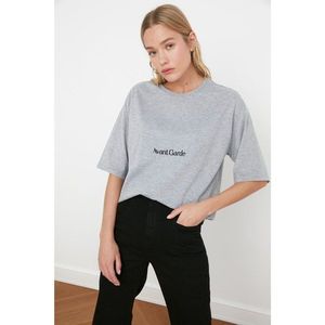 Trendyol Grey Embroidered Loose Knitted T-Shirt vyobraziť