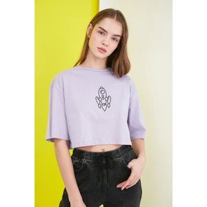 Trendyol Lila Printed Crop Knitted T-Shirt vyobraziť