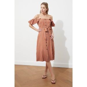 Trendyol Brown Belted Striped Dress vyobraziť