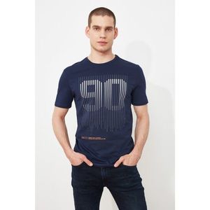 Trendyol Navy Blue Men's Slim Fit Crew Neck Short Sleeve Printed T-Shirt vyobraziť