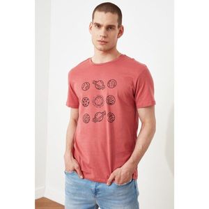 Trendyol Dried Rose Men's Regular Fit Short Sleeve Planet Printed T-Shirt vyobraziť