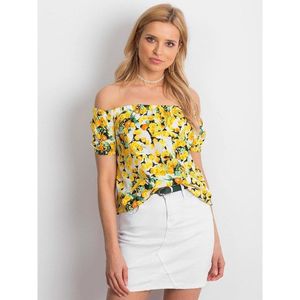 Hispanic white and yellow blouse with flowers vyobraziť