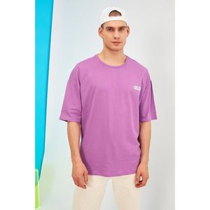 Trendyol Purple Men's Short Sleeve Oversize Back Printed T-Shirt vyobraziť