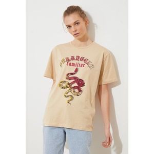Trendyol Beige Boyfriend Printed Knitted T-Shirt vyobraziť