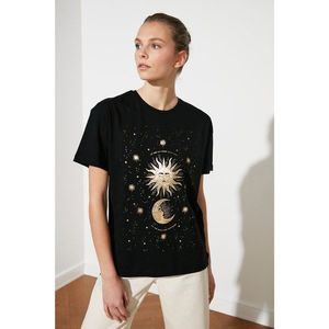 Trendyol Black Printed Asymmetrical Knitted T-Shirt vyobraziť