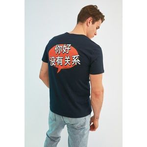 Trendyol Navy Blue Men's Regular Fit Bike Collar Short Sleeve Back Printed T-Shirt vyobraziť