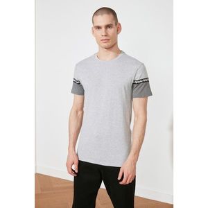Trendyol Grey Men Slim Fit Strip Detail Short Sleeve T-Shirt vyobraziť