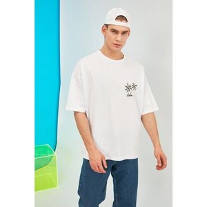 Trendyol White Male Short Sleeve Printed Oversize T-Shirt vyobraziť