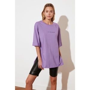 Trendyol Boyfriend Knitted T-Shirt WITH Purple Printed Slit vyobraziť