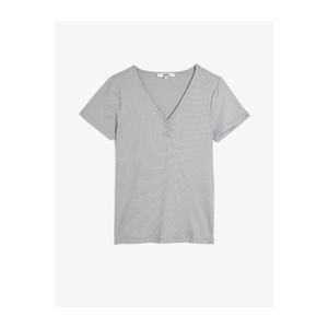 Koton Women's Grey Short Sleeves V-Neck T-Shirt vyobraziť