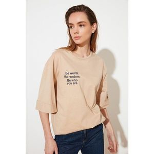 Trendyol Beige Boyfriend Front and Back Printed Knitted T-Shirt vyobraziť