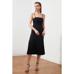 Trendyol Black Pleat Dress vyobraziť