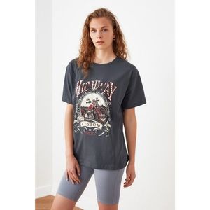 Trendyol Anthracite Printed Boyfriend Knitted T-Shirt vyobraziť