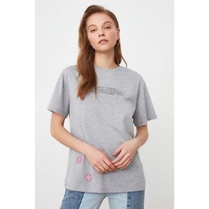 Trendyol Gray Printed Boyfriend Knitted T-Shirt vyobraziť