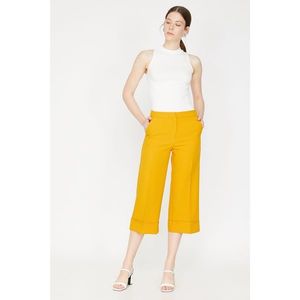 Koton Women's Yellow Normal Waist Pocket Detailed Short Leg Trousers vyobraziť