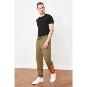 Trendyol Khaki Men's Regular Fit Trousers vyobraziť