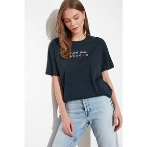 Trendyol Boyfriend Knitted T-Shirt WITH Navy Embroidery vyobraziť