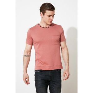 Trendyol Dried Rose Men's Slim Fit Crew Neck Short Sleeve Printed T-Shirt with One Pocket vyobraziť