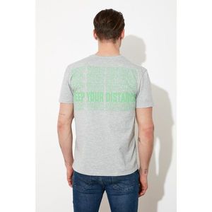 Trendyol Gray Men's Regular Fit Short Sleeve Slogan Printed T-Shirt vyobraziť
