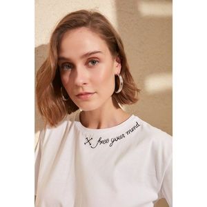 Trendyol White Embroidered Semi-Fitted Knitted T-Shirt vyobraziť