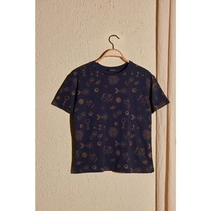 Trendyol Navy Printed Semifitted Knitted Shirt vyobraziť