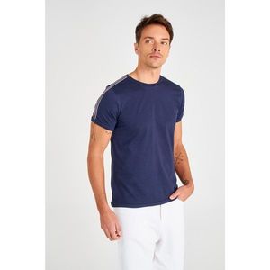 Trendyol Navy Men's Bicycle Collar Slim Fit T-Shirt vyobraziť