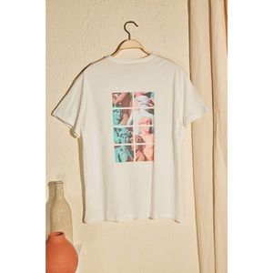 Trendyol Ekru Back Printed Boyfriend Knitted T-Shirt vyobraziť
