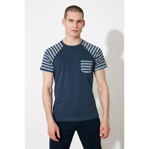 Trendyol Navy Blue Men Slim Fit T-Shirt vyobraziť