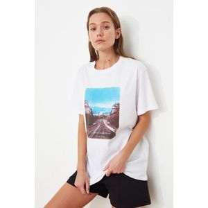 Trendyol White Printed Boyfriend Knitted T-Shirt vyobraziť