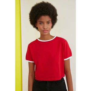 Trendyol Red Patch Embroidered Crop Knitted T-Shirt vyobraziť