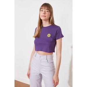 Trendyol Purple Embroidered Crop Knitted T-Shirt vyobraziť