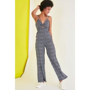 Trendyol Black Strap Detailed Overalls vyobraziť