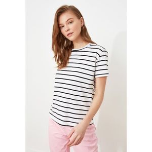 Trendyol White Striped Back Printed Semi-Fitted Knitted T-Shirt vyobraziť