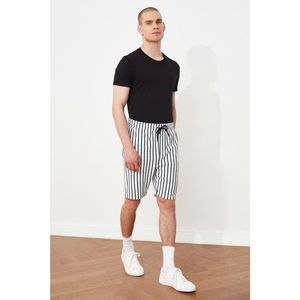 Trendyol White Men's Regular Fit Striped Shorts & Bermuda vyobraziť