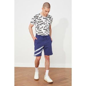 Trendyol Men's Purple Regular Fit Reflector Printed Shorts & Bermuda vyobraziť