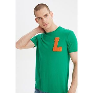 Trendyol Emerald Green Men's Regular Fit Short Sleeve Letter Embroidered T-Shirt vyobraziť