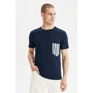 Trendyol Navy Blue Men's Regular Fit Crew Neck Short Sleeve T-Shirt with Pocket vyobraziť