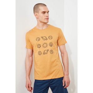 Trendyol Mustard Men's Regular Fit Short Sleeve Planet Printed T-Shirt vyobraziť