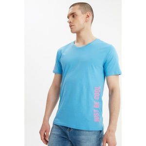 Trendyol Blue Men's Regular Fit Crew Neck Short Sleeve Printed T-Shirt vyobraziť
