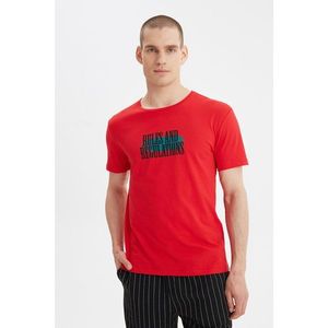 Trendyol Red Men's Slim Fit Crew Neck Short Sleeve Printed T-Shirt vyobraziť