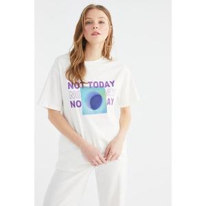 Trendyol Ecru Printed Boyfriend Knitted T-Shirt vyobraziť