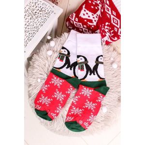 Viacfarebné vzorované ponožky Vianočný tučniak vyobraziť