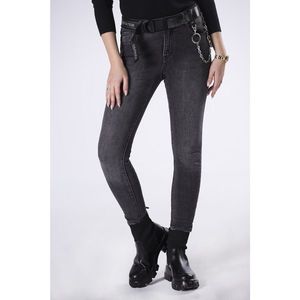 slim fit jeans with belt and chain vyobraziť