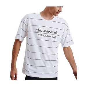 Biele tričko s pruhmi a nápisom vyobraziť