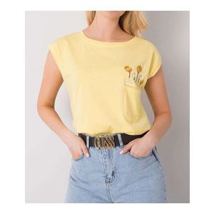 žlté tričko s výšivkou kvetín a vreckom vyobraziť