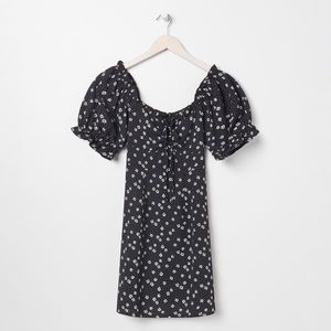 Sinsay - Letné šaty s kvetinovou potlačou - Čierna vyobraziť